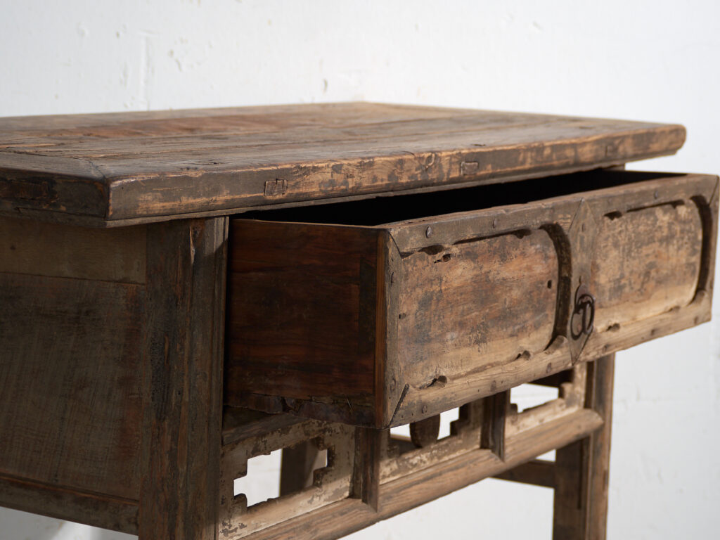 Mesa consola antigua con calado geométrico – China, circa 1900