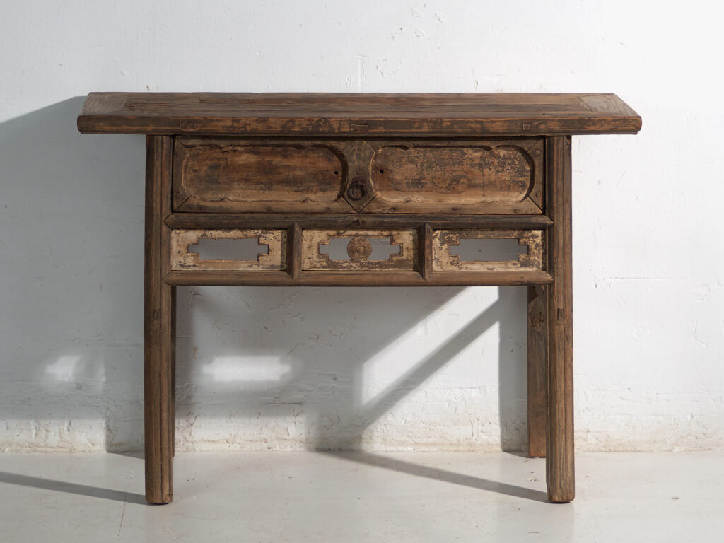 Mesa consola antigua con calado geométrico – China, circa 1900