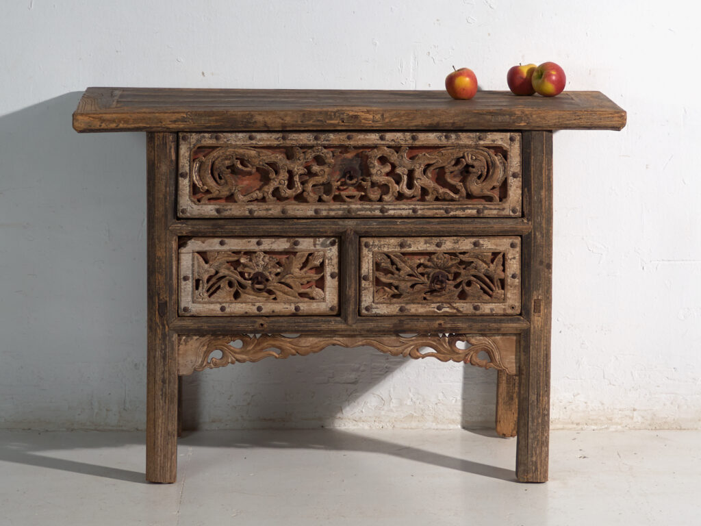 Mesa consola antigua con talla calada – China, circa 1900