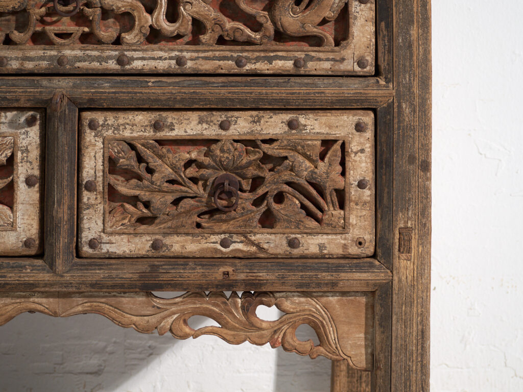 Mesa consola antigua con talla calada – China, circa 1900