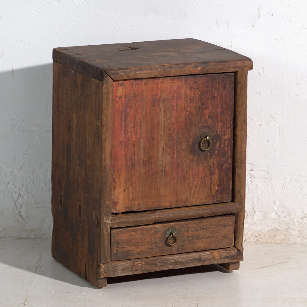 Mueble auxiliar antiguo en madera pintada – China, circa 1900