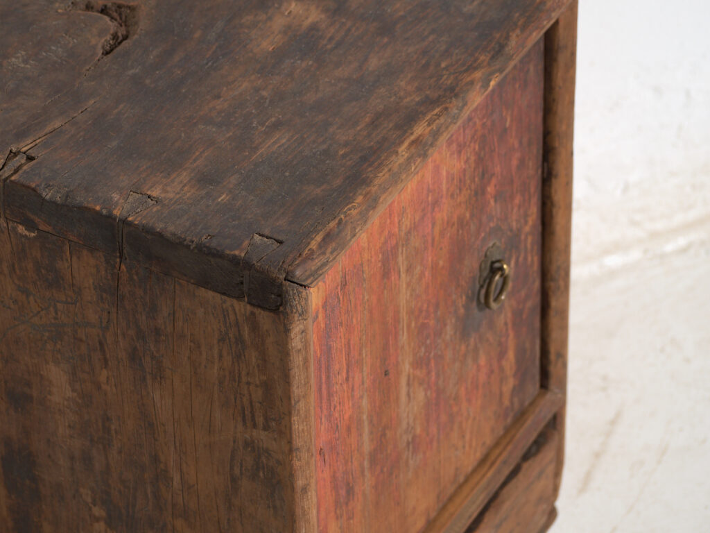 Mueble auxiliar antiguo en madera pintada – China, circa 1900