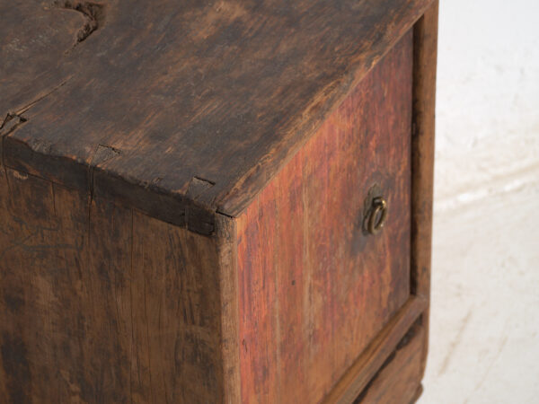 Mueble auxiliar antiguo en madera pintada – China, circa 1900