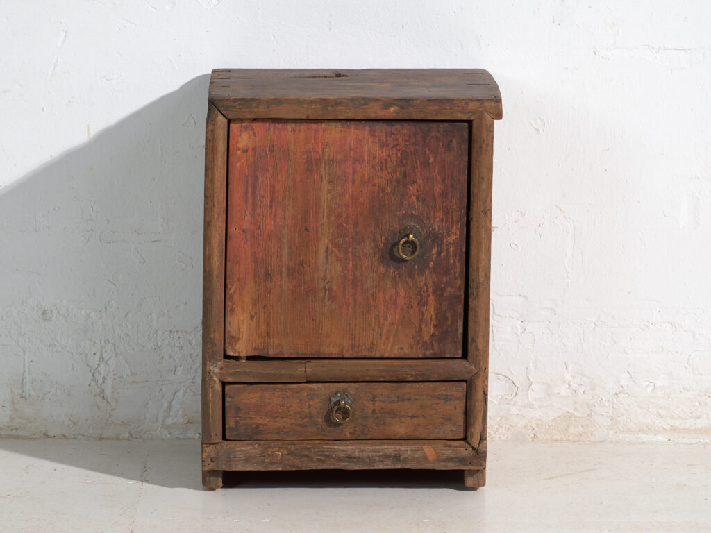 Mueble auxiliar antiguo en madera pintada – China, circa 1900