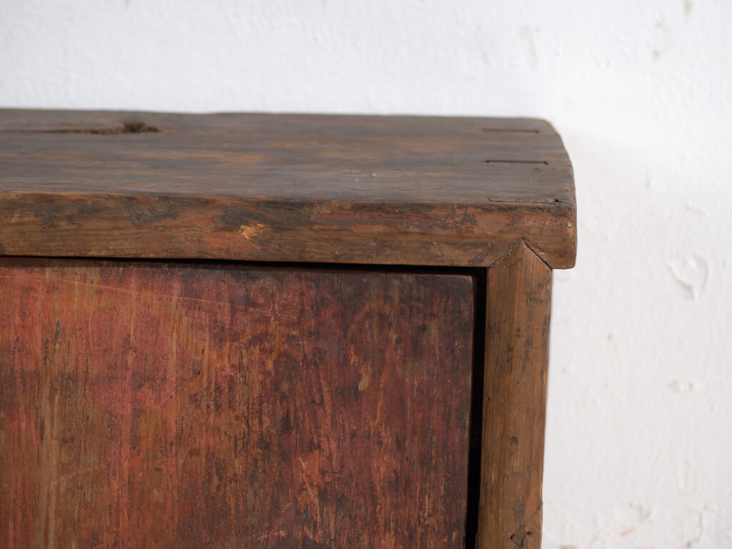 Mueble auxiliar antiguo en madera pintada – China, circa 1900