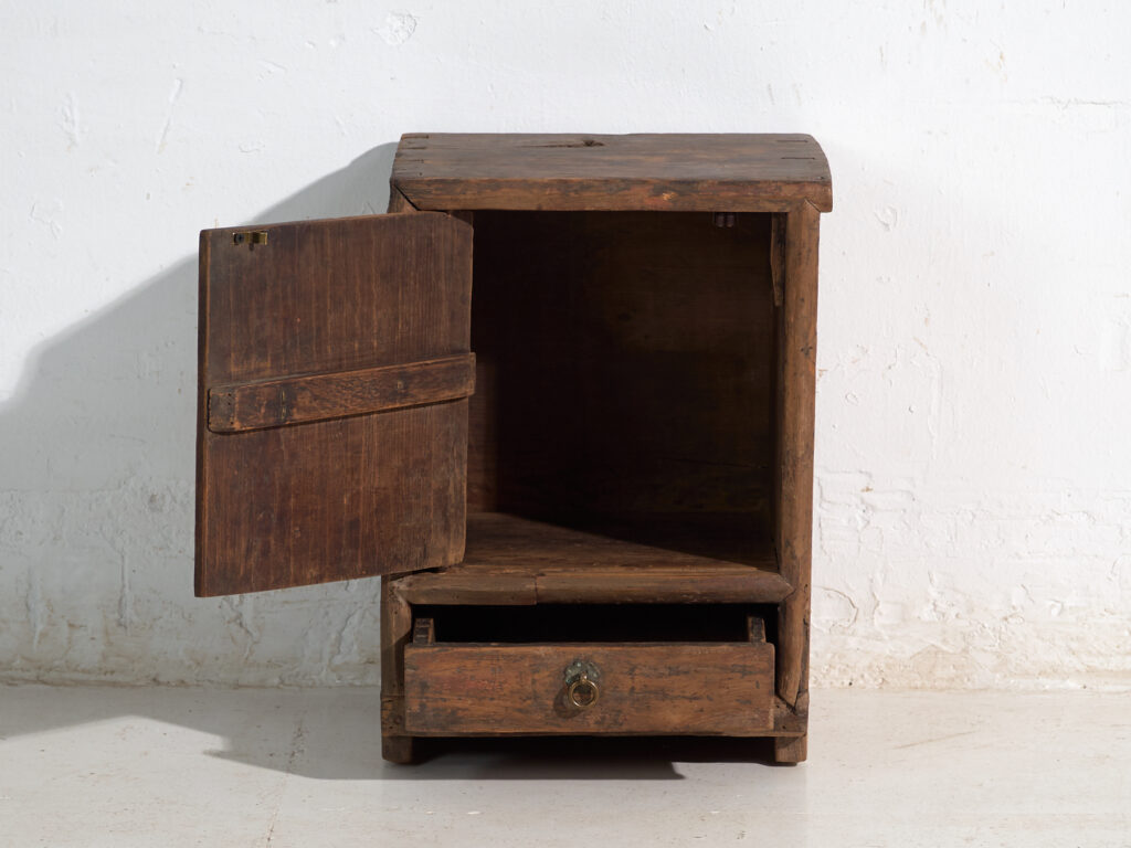 Mueble auxiliar antiguo en madera pintada – China, circa 1900