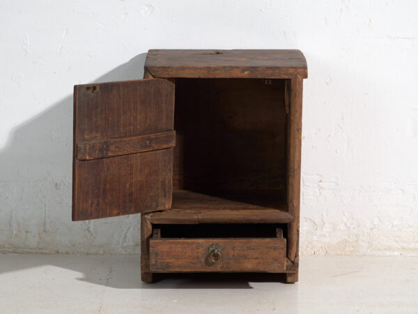 Mueble auxiliar antiguo en madera pintada – China, circa 1900
