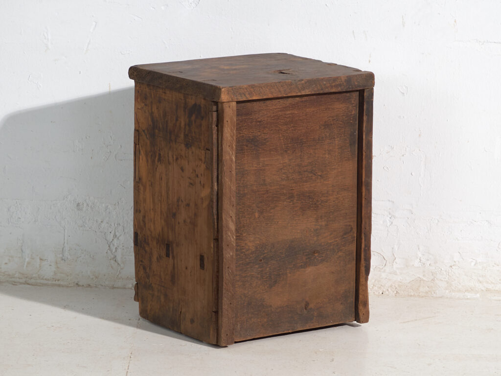 Mueble auxiliar antiguo en madera pintada – China, circa 1900