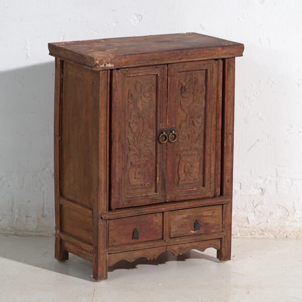 Armario antiguo en madera pintada con talla floral – China, circa 1900