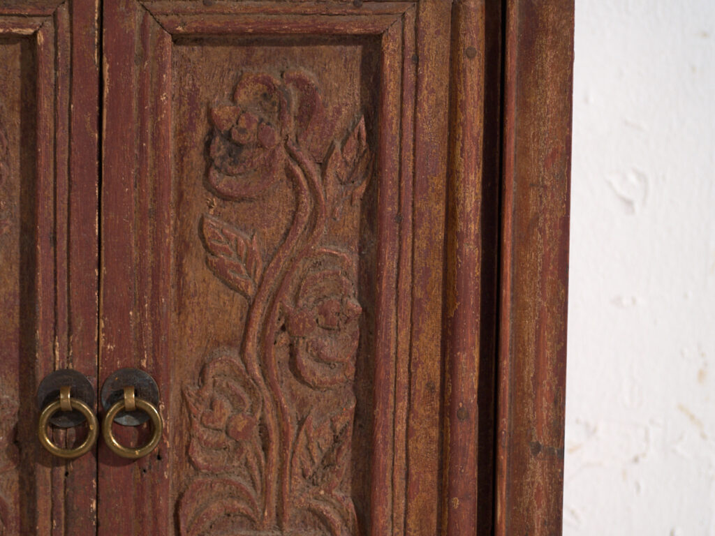 Armario antiguo en madera pintada con talla floral – China, circa 1900