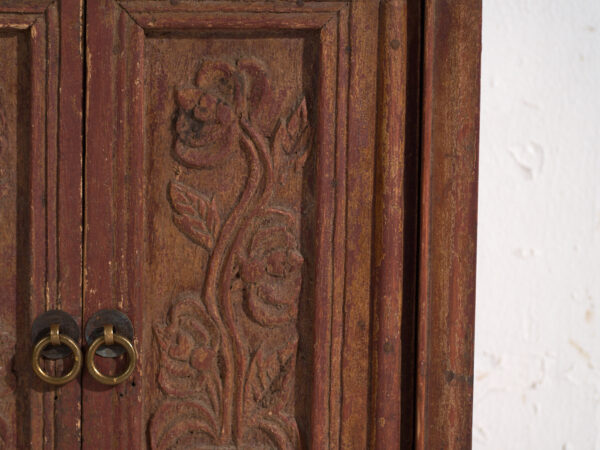 Armario antiguo en madera pintada con talla floral – China, circa 1900