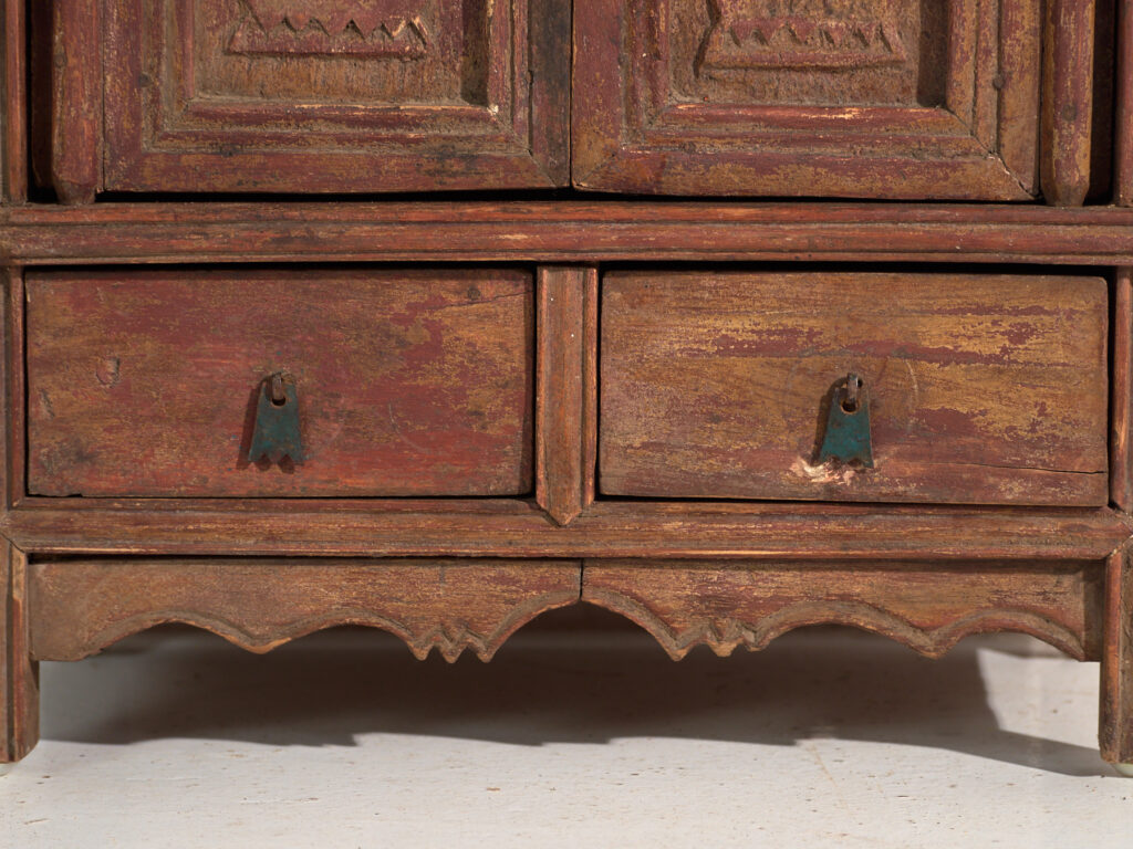 Armario antiguo en madera pintada con talla floral – China, circa 1900