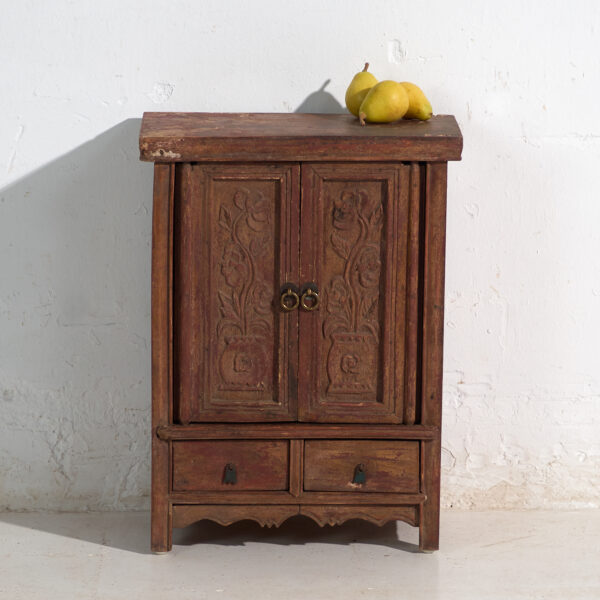 Armario antiguo en madera pintada con talla floral – China, circa 1900