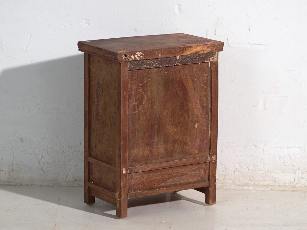 Armario antiguo en madera pintada con talla floral – China, circa 1900