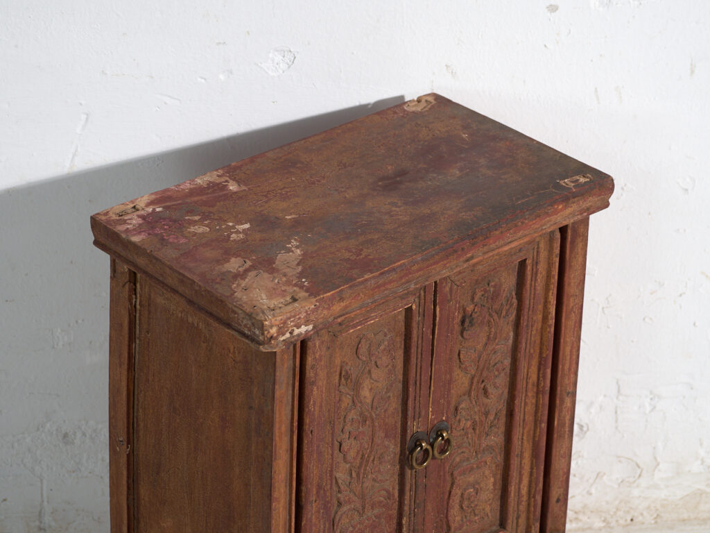 Armario antiguo en madera pintada con talla floral – China, circa 1900