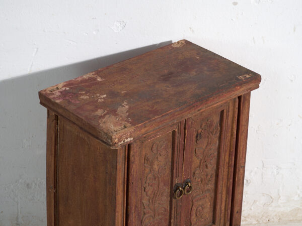 Armario antiguo en madera pintada con talla floral – China, circa 1900