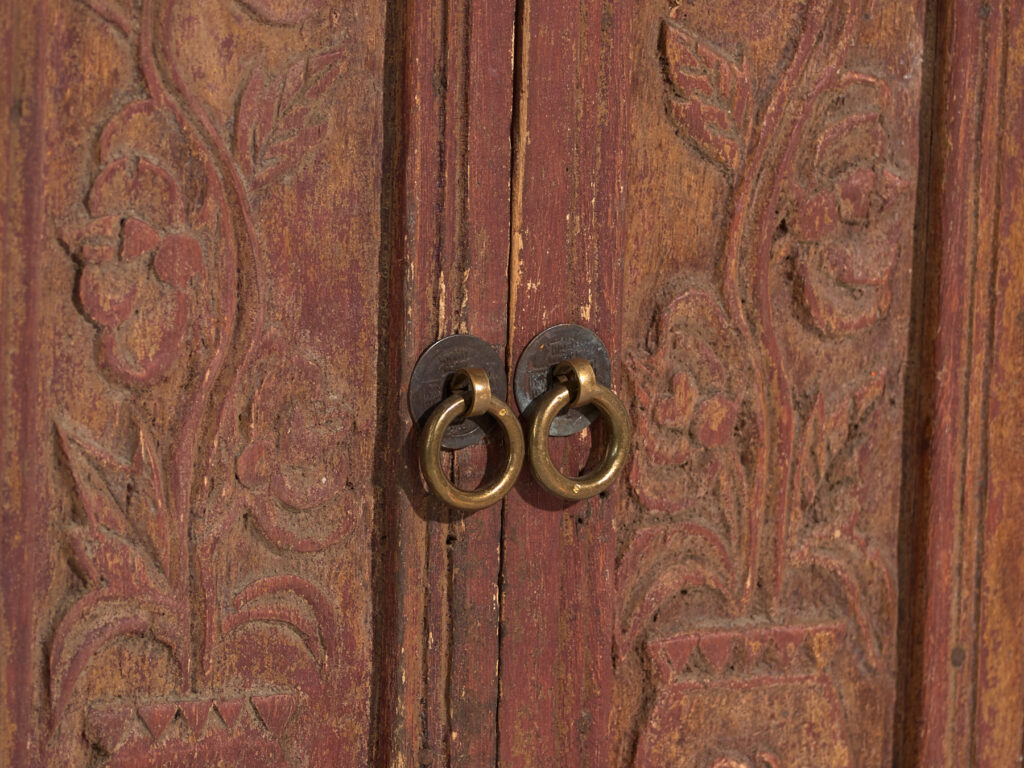 Armario antiguo en madera pintada con talla floral – China, circa 1900
