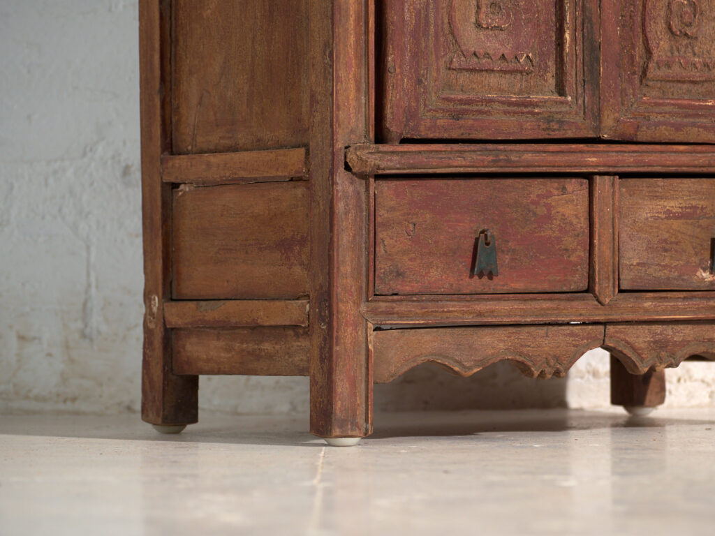 Armario antiguo en madera pintada con talla floral – China, circa 1900