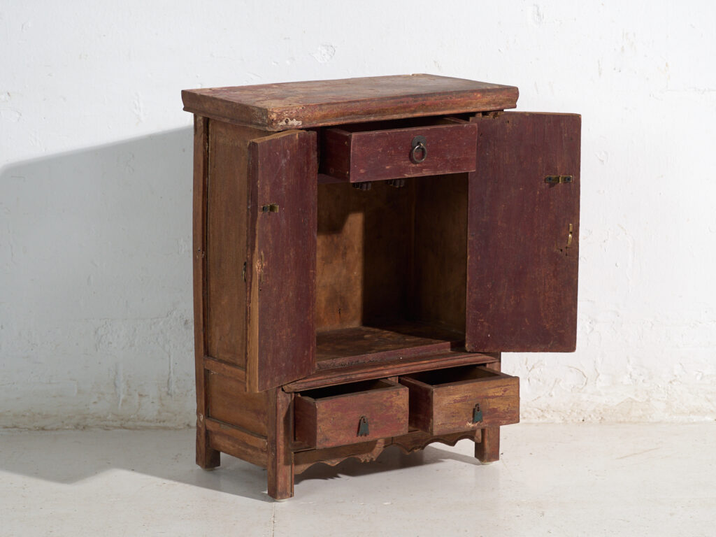 Armario antiguo en madera pintada con talla floral – China, circa 1900