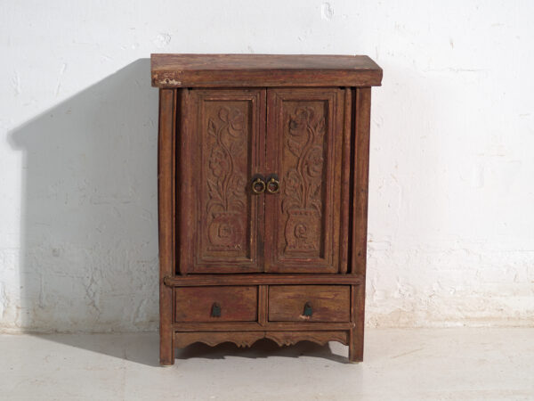 Armario antiguo en madera pintada con talla floral – China, circa 1900