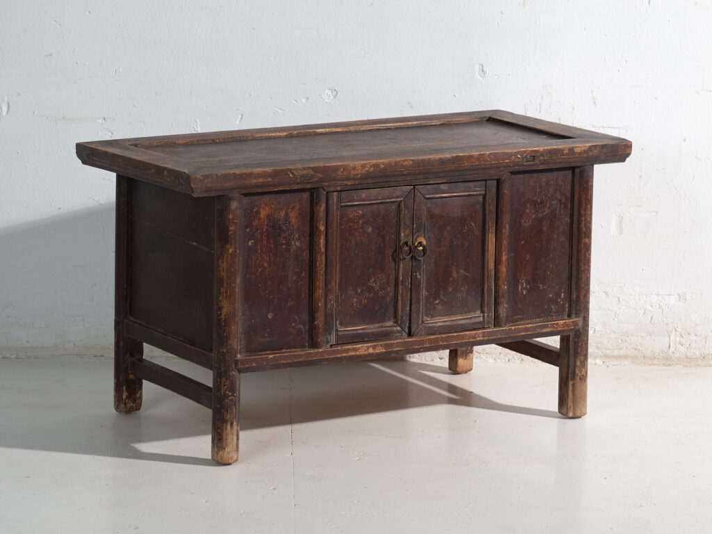 Mueble bajo de altar chino con dos puertas y pátina oscura – China, circa 1900