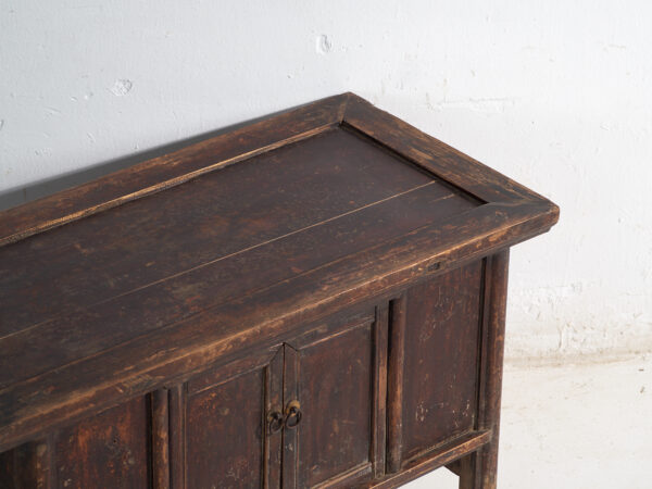 Mueble bajo de altar chino con dos puertas y pátina oscura – China, circa 1900