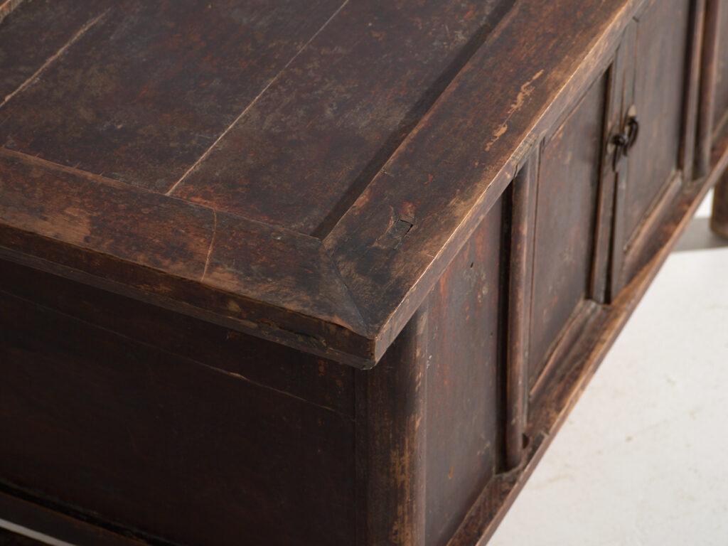 Mueble bajo de altar chino con dos puertas y pátina oscura – China, circa 1900