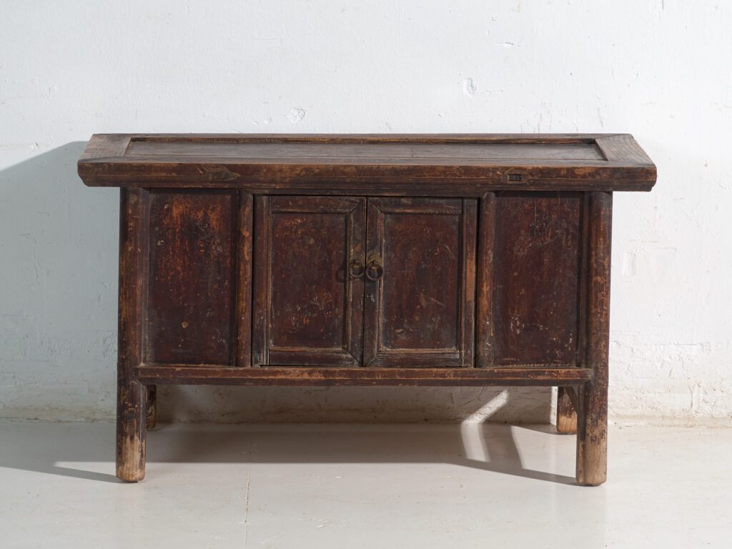 Mueble bajo de altar chino con dos puertas y pátina oscura – China, circa 1900