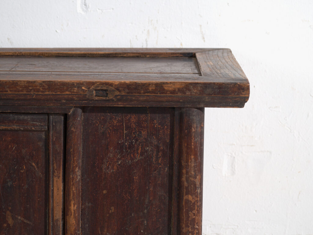 Mueble bajo de altar chino con dos puertas y pátina oscura – China, circa 1900