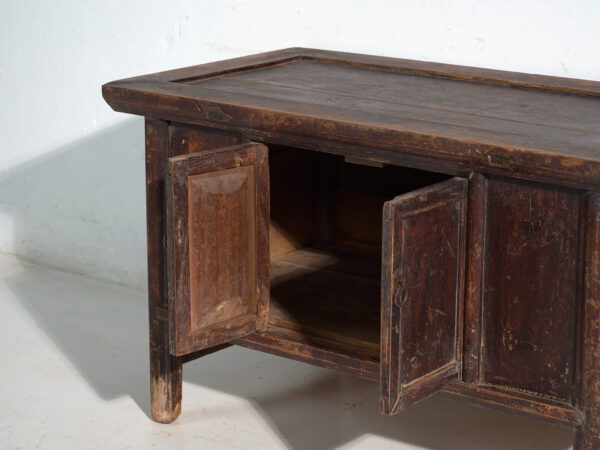 Mueble bajo de altar chino con dos puertas y pátina oscura – China, circa 1900
