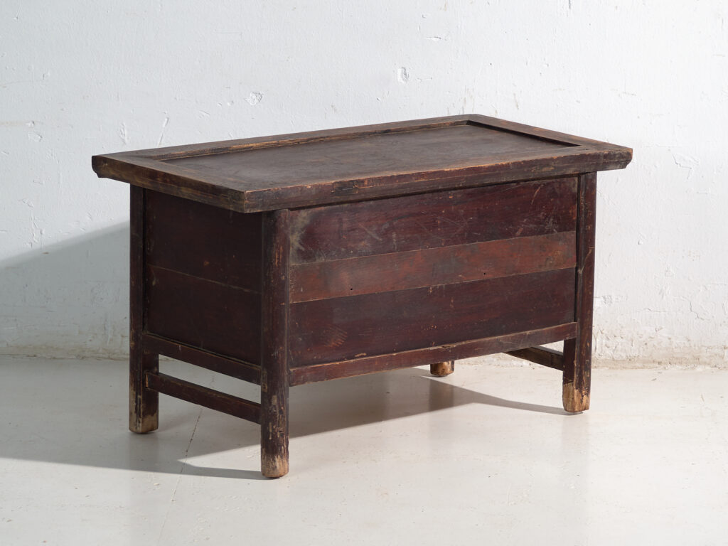 Mueble bajo de altar chino con dos puertas y pátina oscura – China, circa 1900