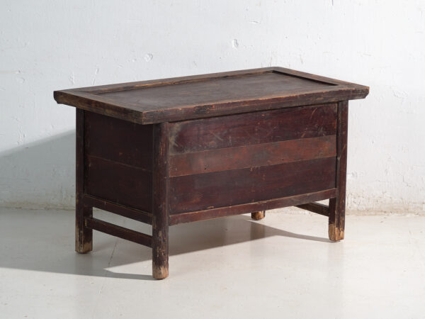 Mueble bajo de altar chino con dos puertas y pátina oscura – China, circa 1900
