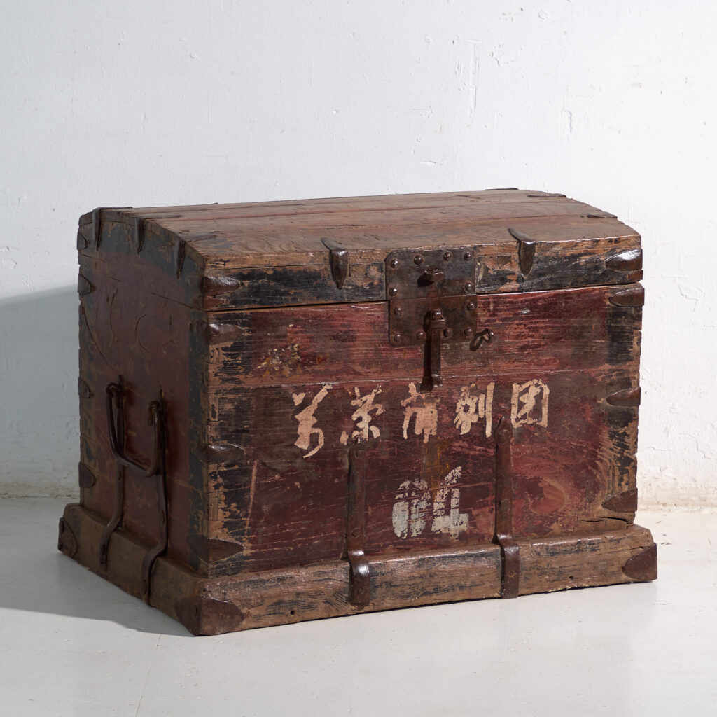 Baúl antiguo reforzado en hierro en madera de pino – China, circa 1900