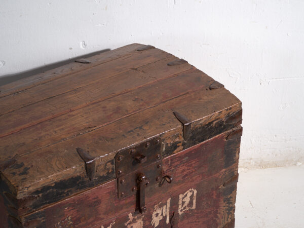 Baúl antiguo reforzado en hierro en madera de pino – China, circa 1900