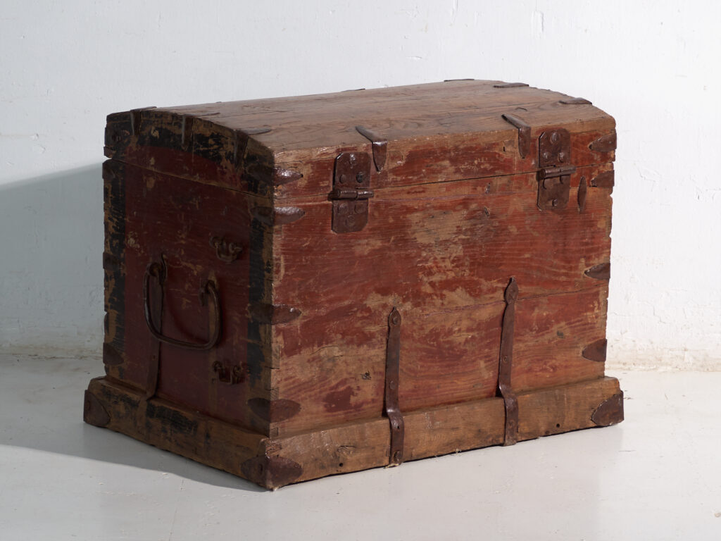 Baúl antiguo reforzado en hierro en madera de pino – China, circa 1900