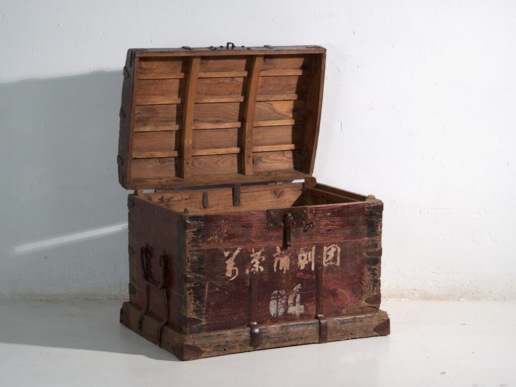 Baúl antiguo reforzado en hierro en madera de pino – China, circa 1900