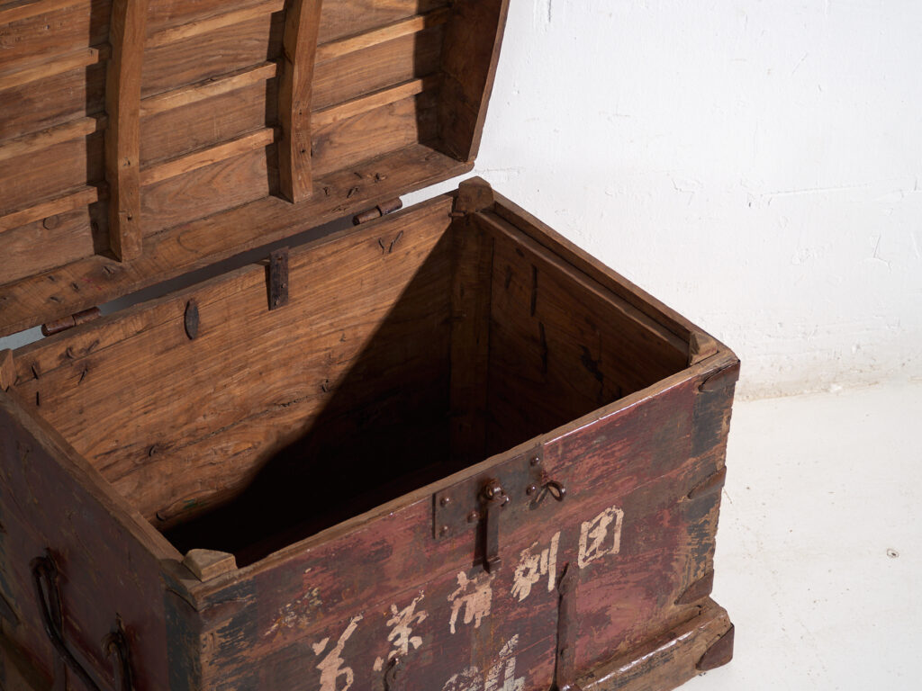 Baúl antiguo reforzado en hierro en madera de pino – China, circa 1900