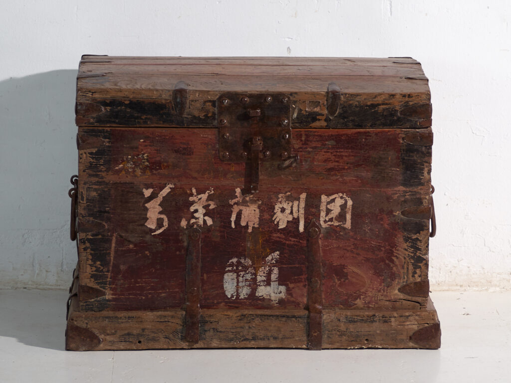Baúl antiguo reforzado en hierro en madera de pino – China, circa 1900