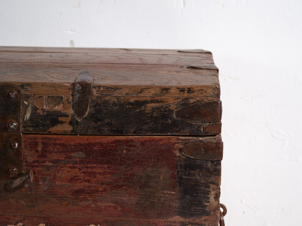 Baúl antiguo reforzado en hierro en madera de pino – China, circa 1900