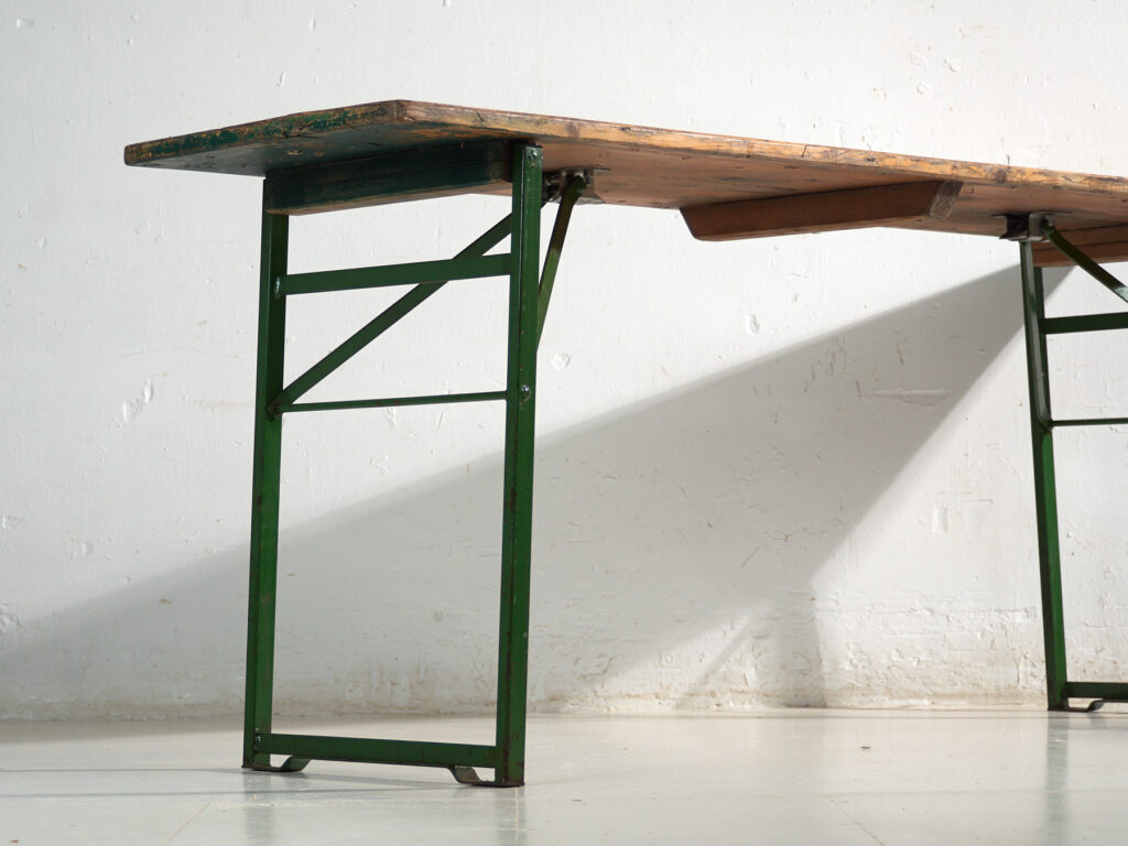 Mesa antigua de cervecería en madera de pino – Alemania, circa 1960