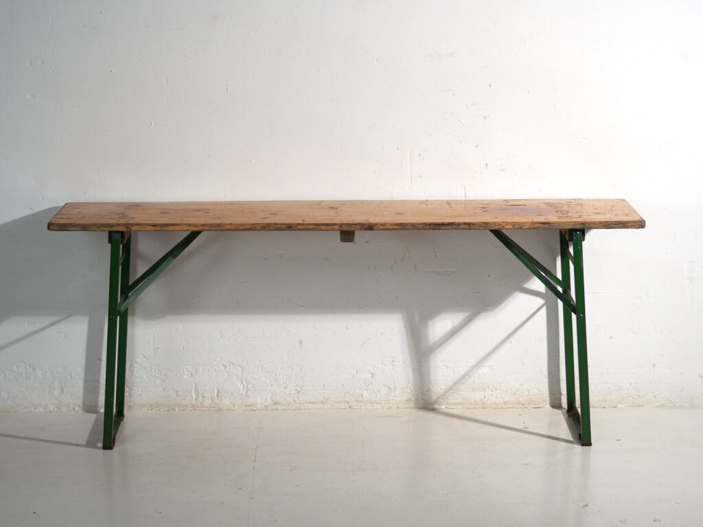 Mesa antigua de cervecería en madera de pino – Alemania, circa 1960