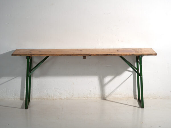 Mesa antigua de cervecería en madera de pino – Alemania, circa 1960