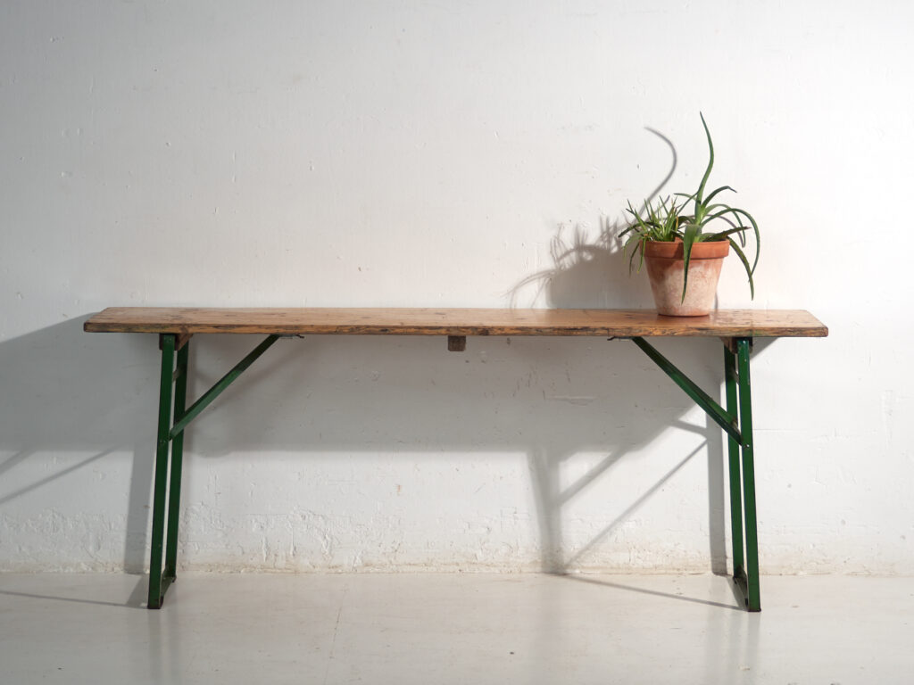 Mesa antigua de cervecería en madera de pino – Alemania, circa 1960