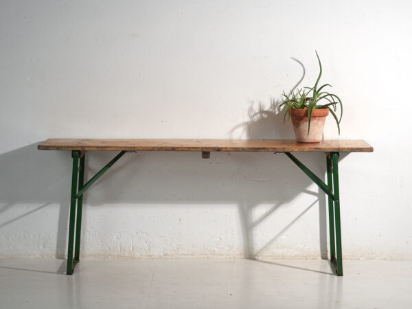 Mesa antigua de cervecería en madera de pino – Alemania, circa 1960