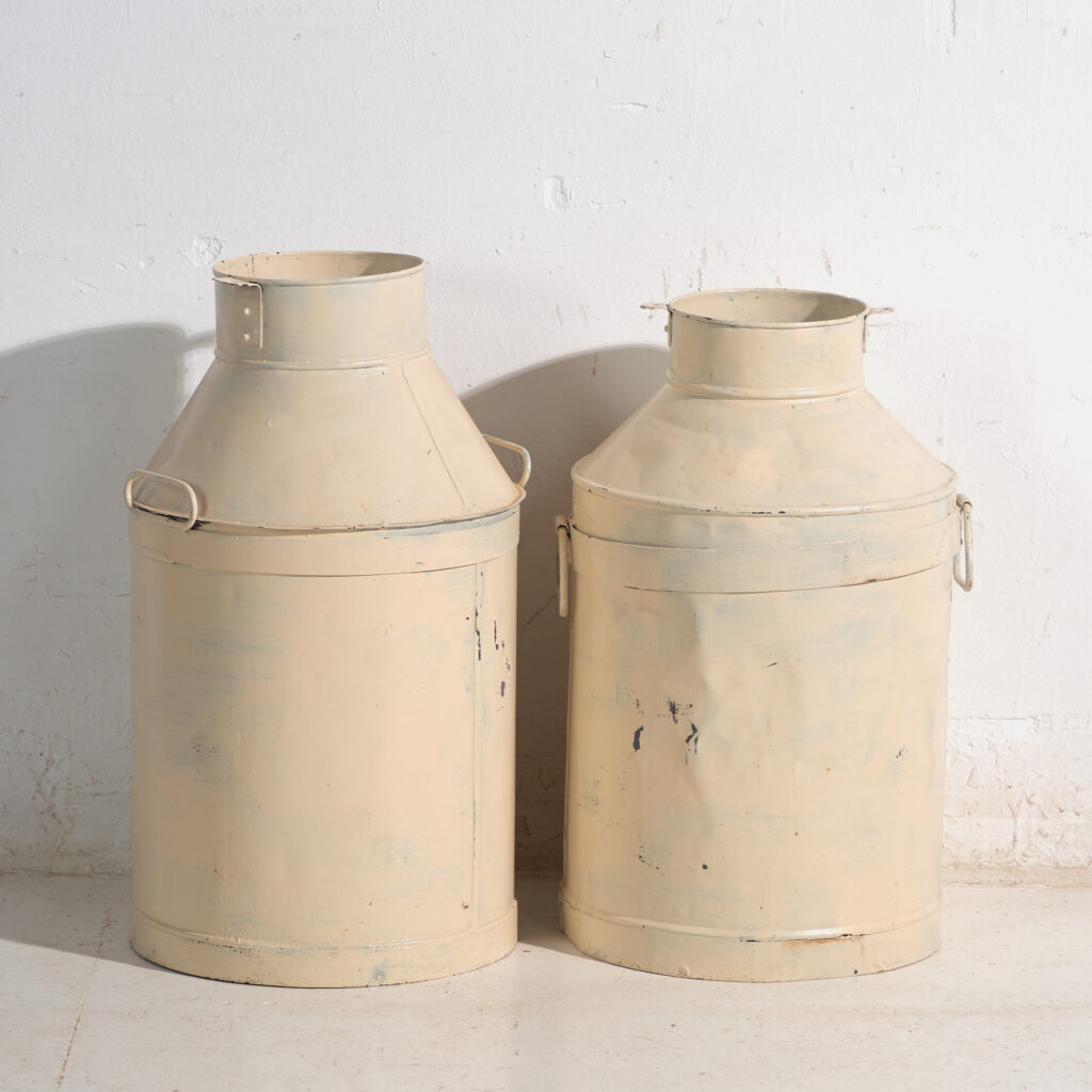 Conjunto de dos lecheras antiguas pintadas en hojalata – Polonia, circa 1950