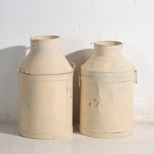 Conjunto de dos lecheras antiguas pintadas en hojalata – Polonia, circa 1950