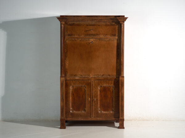 Secreter antiguo Biedermeier en nogal – Austria, circa 1840