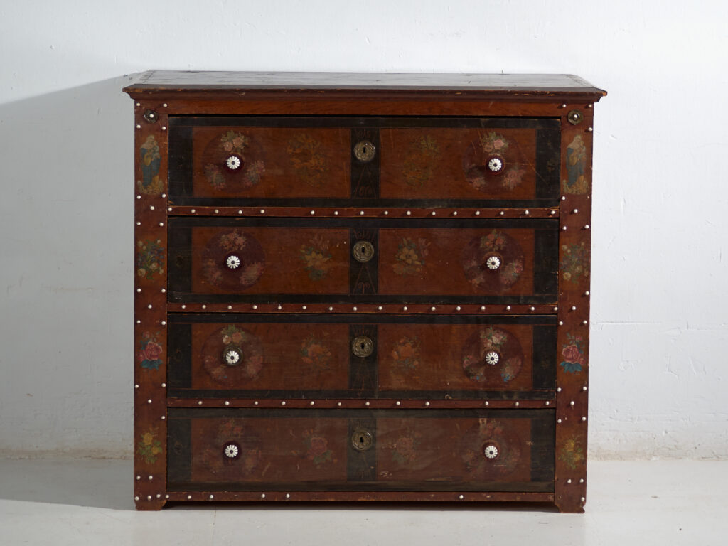 Cómoda popular antigua con pintura original – Austria, circa 1900
