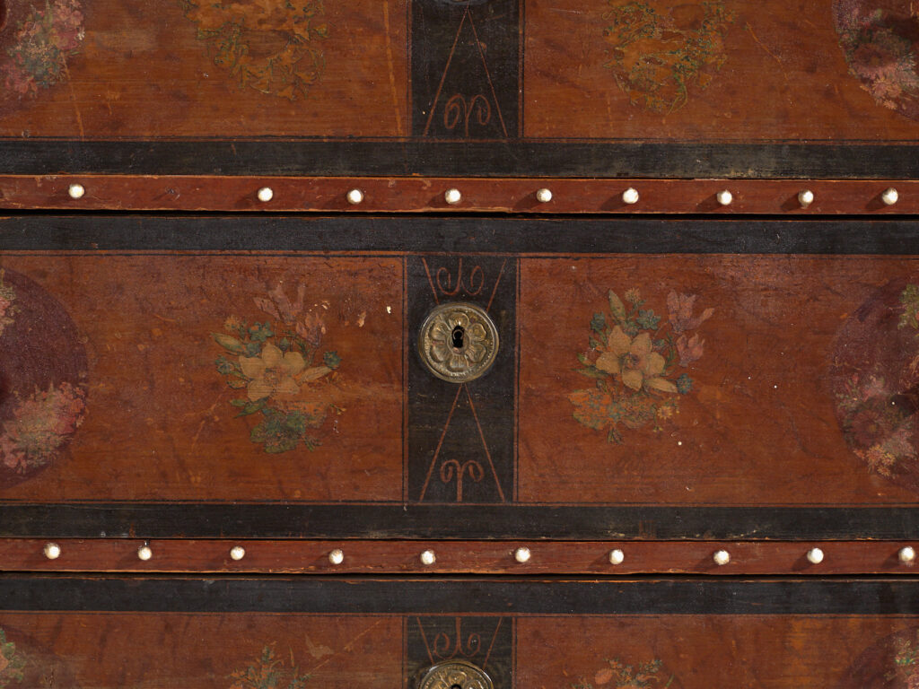 Cómoda popular antigua con pintura original – Austria, circa 1900
