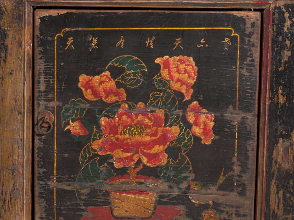 Aparador antiguo pintado en madera de olmo – China, circa 1900